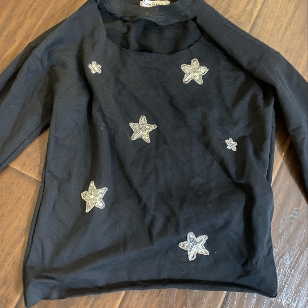 Sweatshirt with cut out and stars